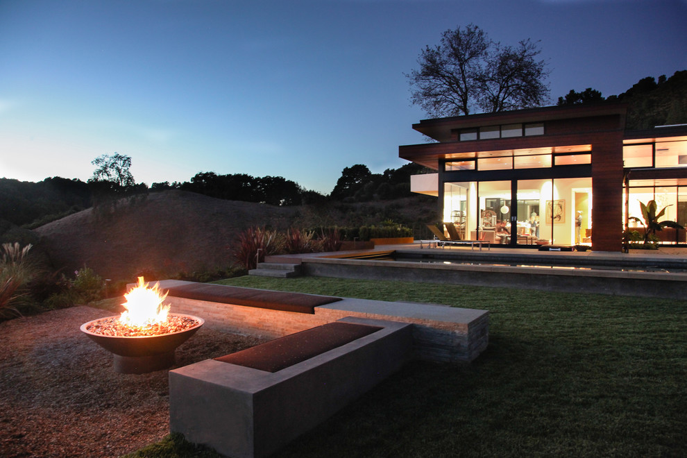 Inspiration for a modern backyard garden in San Francisco with gravel and a fire feature.