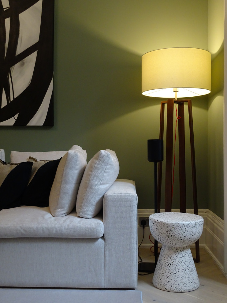 Großes Klassisches Wohnzimmer mit grüner Wandfarbe, hellem Holzboden, grauem Boden und TV-Wand in London