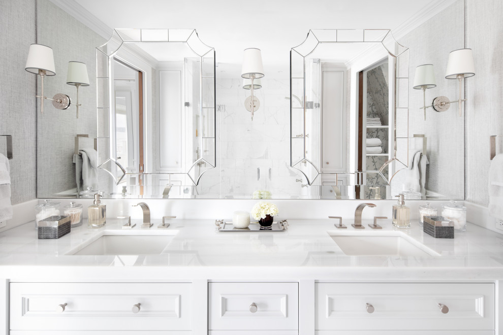 Inredning av ett modernt litet vit vitt en-suite badrum, med möbel-liknande, vita skåp, en dusch i en alkov, porslinskakel, grå väggar, ljust trägolv, ett undermonterad handfat, marmorbänkskiva, beiget golv och dusch med gångjärnsdörr