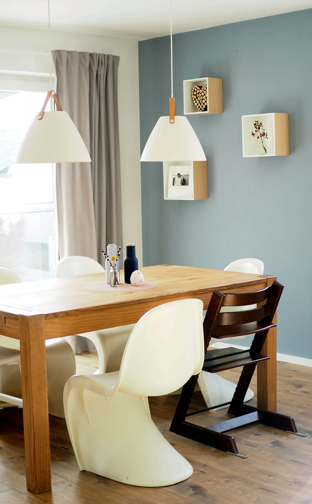 This is an example of a scandinavian dining room in Munich.