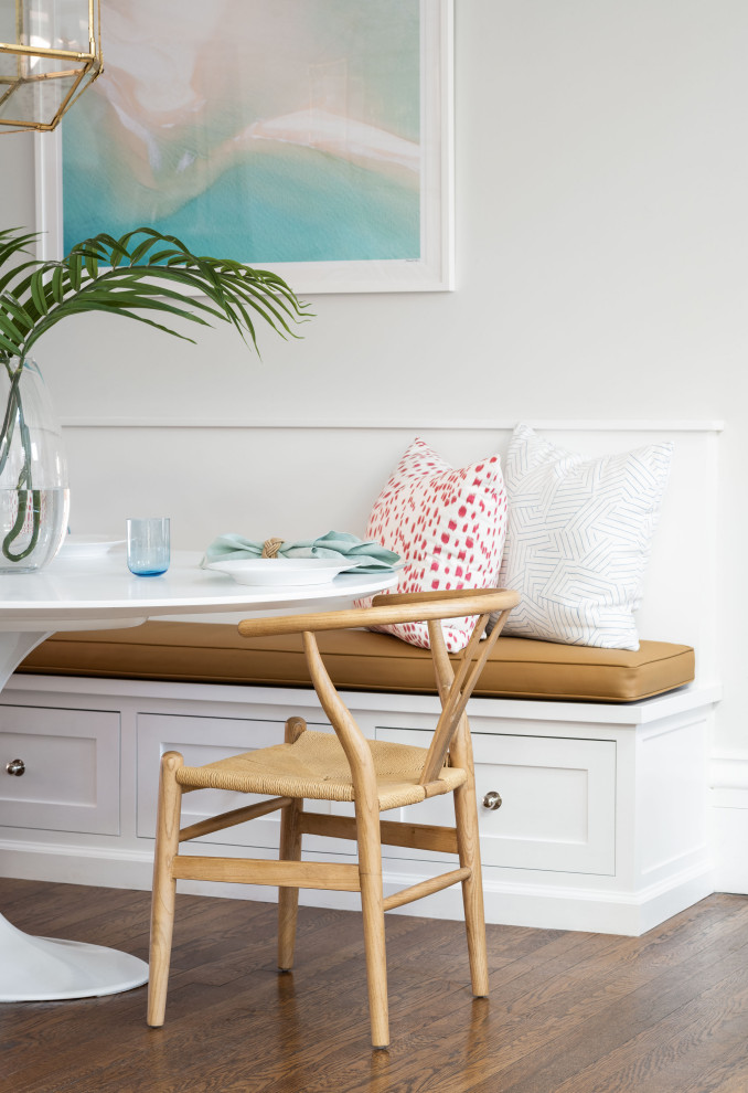 На фото: маленькая столовая в морском стиле с с кухонным уголком, белыми стенами, паркетным полом среднего тона и коричневым полом для на участке и в саду