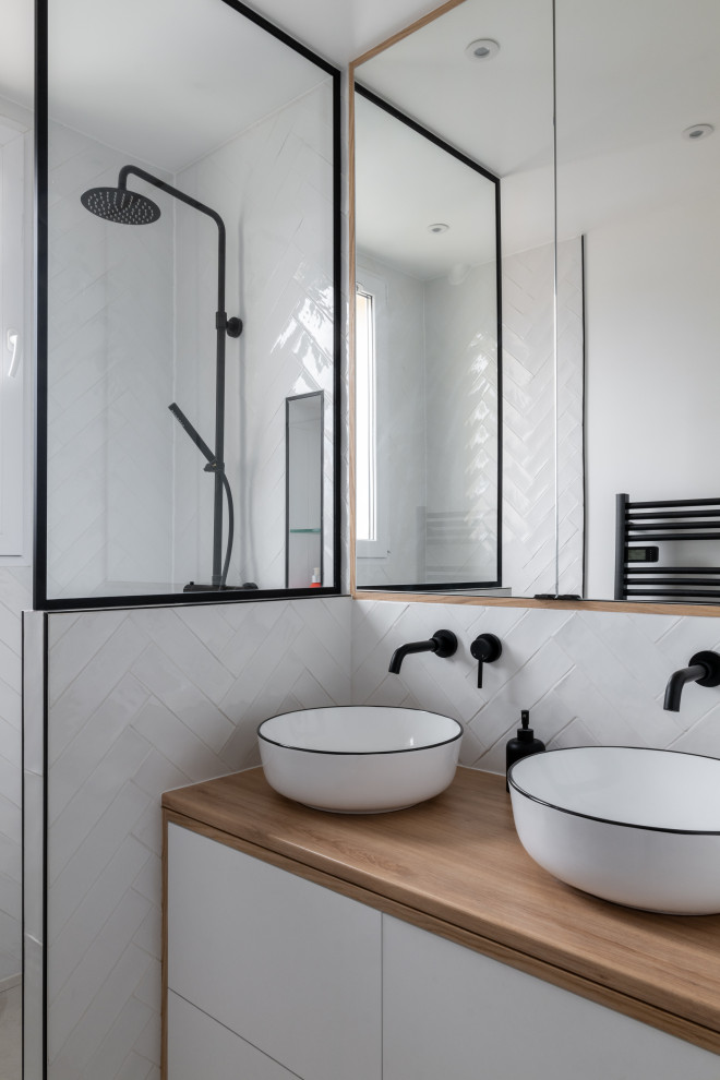 Immagine di una stanza da bagno con doccia scandinava di medie dimensioni con ante bianche, doccia aperta, piastrelle bianche, piastrelle a listelli, lavabo da incasso, top in laminato, pavimento grigio, top marrone e due lavabi