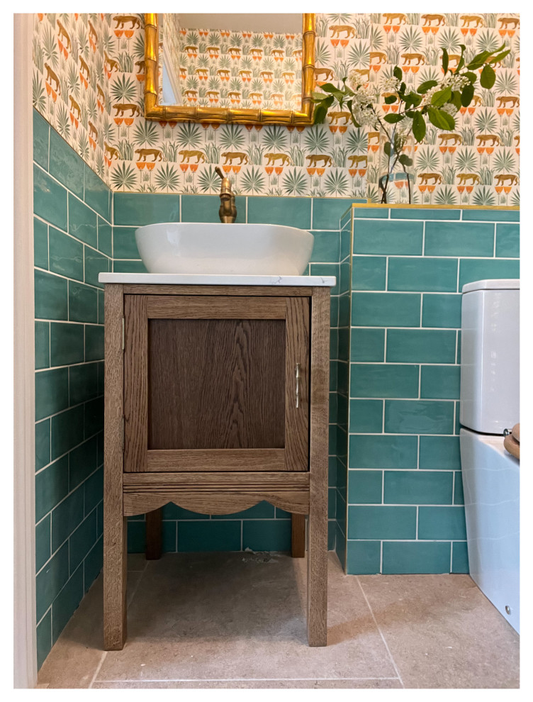 Exemple d'un petit WC et toilettes chic en bois foncé avec un placard à porte shaker, un carrelage vert, un mur multicolore, un sol en carrelage de porcelaine, un plan de toilette en quartz, meuble-lavabo sur pied et du papier peint.