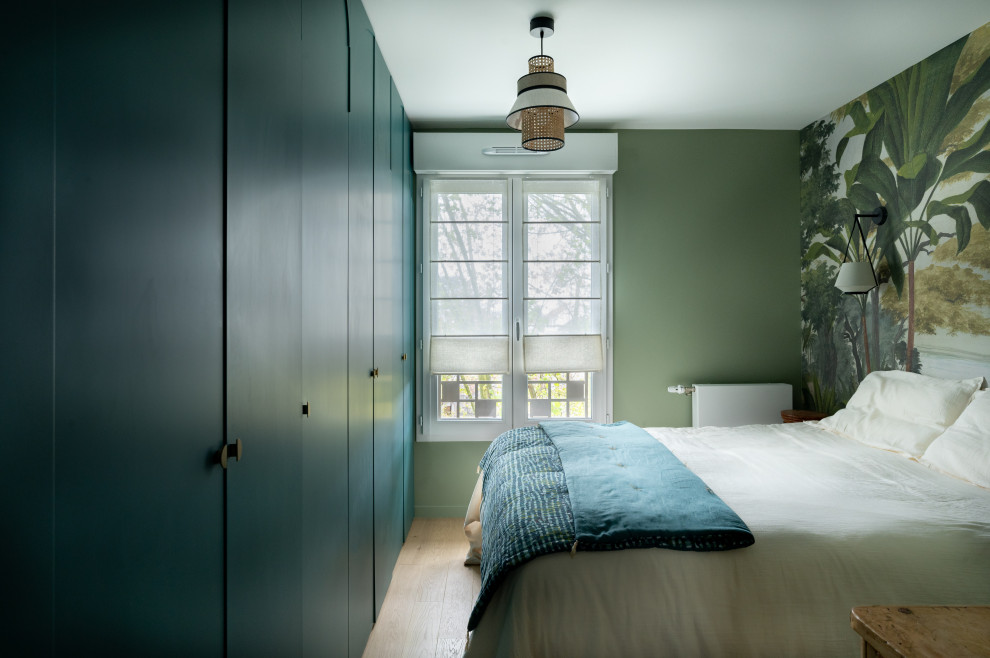 Idées déco pour une petite chambre parentale contemporaine avec un mur vert, parquet clair, du papier peint et dressing.