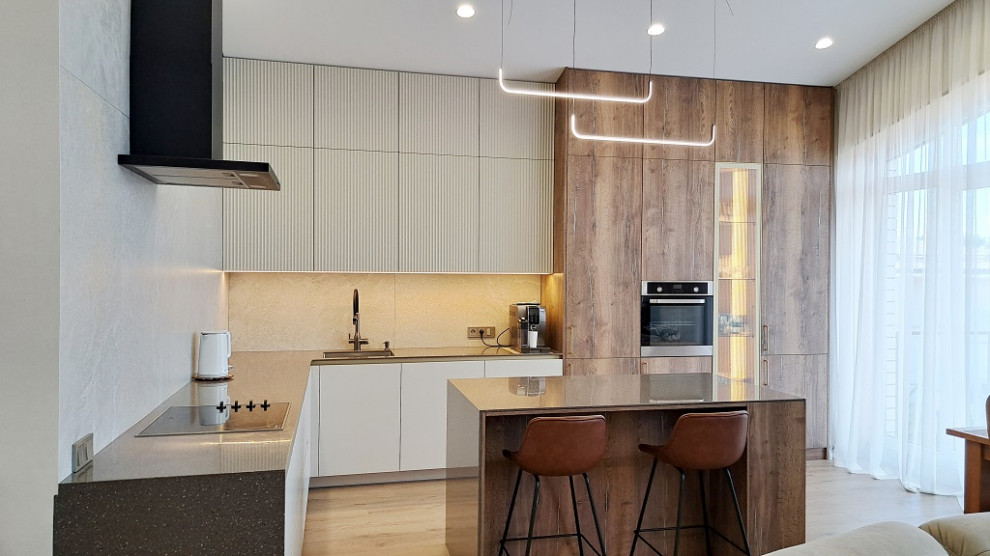 Кухня с островом в частном доме