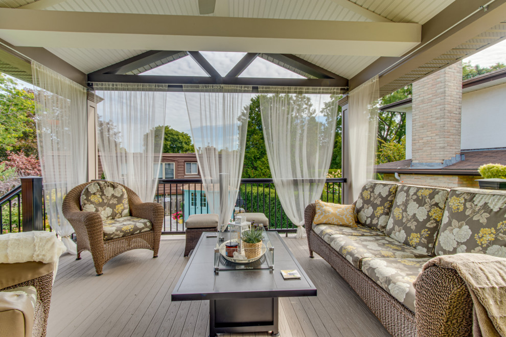 Transitional deck photo in Toronto