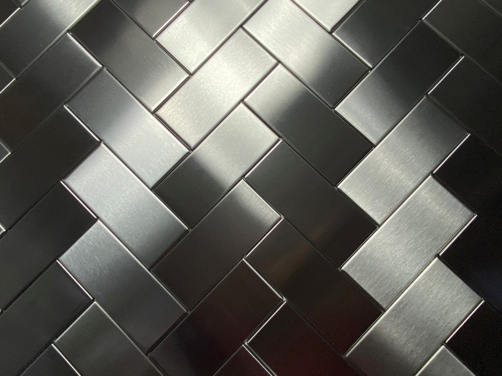 Diseño de cocina tradicional renovada con salpicadero metalizado y salpicadero de metal