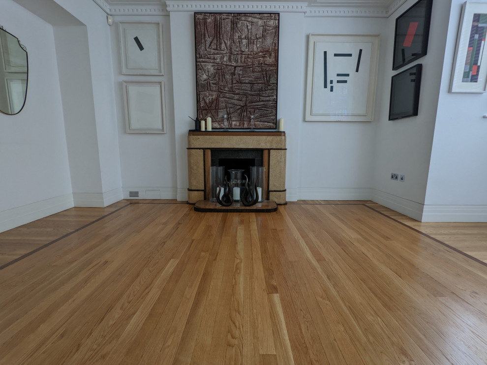 Immagine di un grande soggiorno stile americano con pavimento in legno massello medio e pavimento marrone