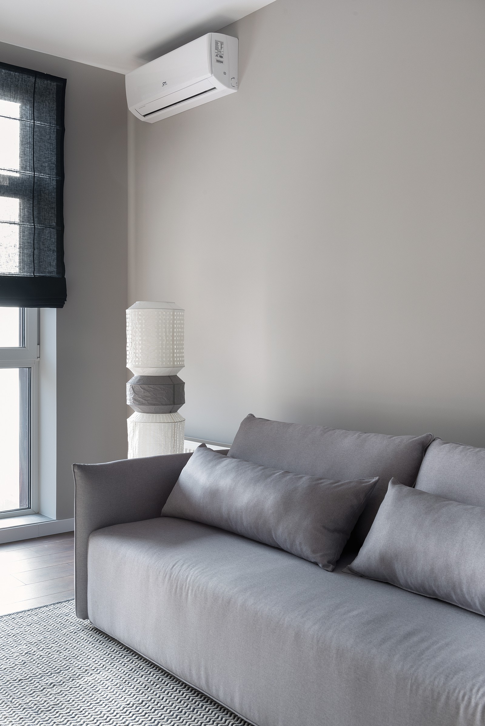 Спокойный, темный интерьер с элементами дерева