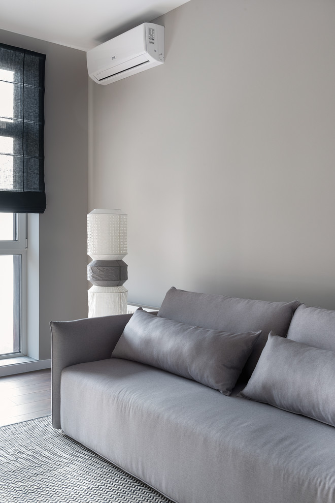 Спокойный, темный интерьер с элементами дерева