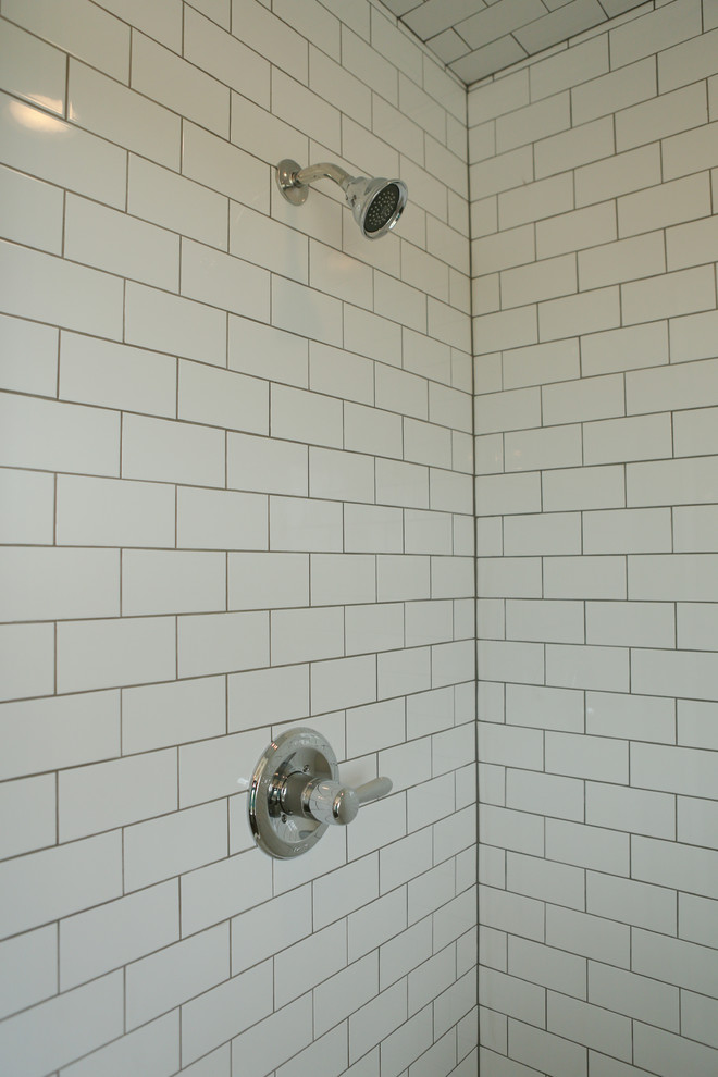 Example of a mid-sized transitional master porcelain tile porcelain tile home design design in Chicago with shaker cabinets, white cabinets, a two-piece toilet, gray walls, a drop-in sink and quartz countertops