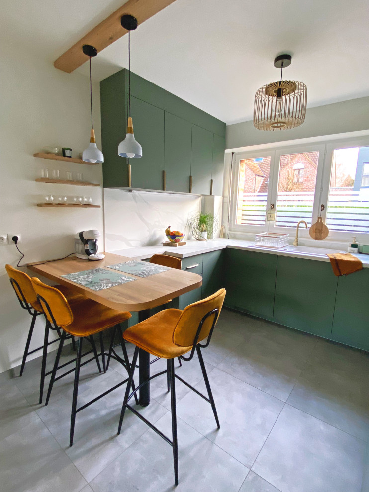 Aménagement d'une petite cuisine classique en U fermée avec un évier encastré, un plan de travail en stratifié, une crédence blanche, carreaux de ciment au sol, aucun îlot, un sol gris, un plan de travail blanc et fenêtre au-dessus de l'évier.