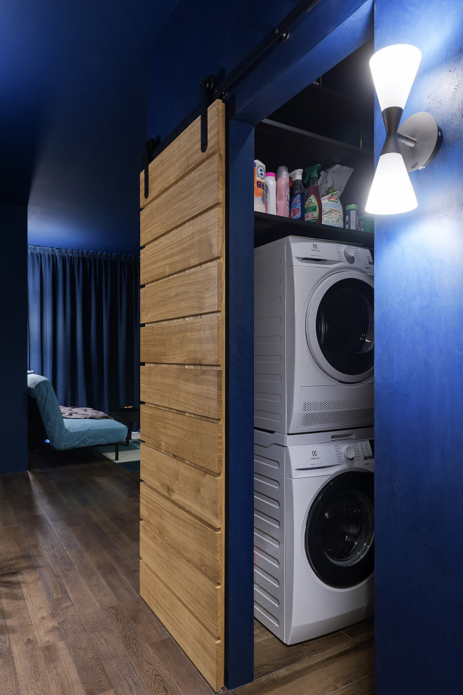 PL • прачечная с темно-синими стенами