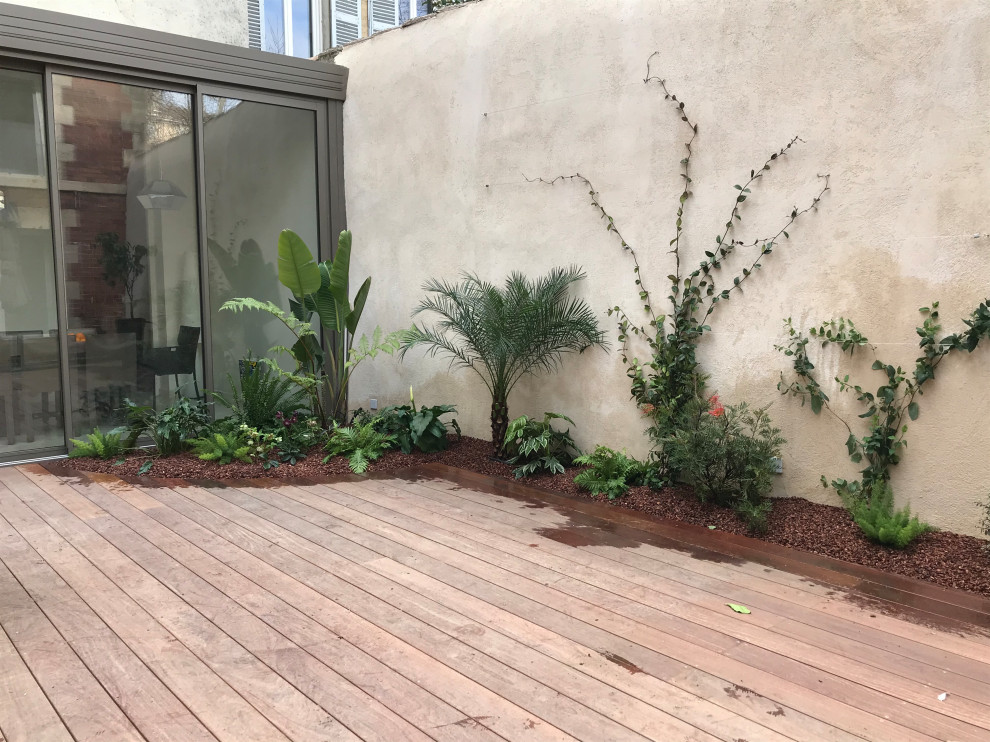 Imagen de terraza planta baja minimalista en patio trasero con barandilla de madera