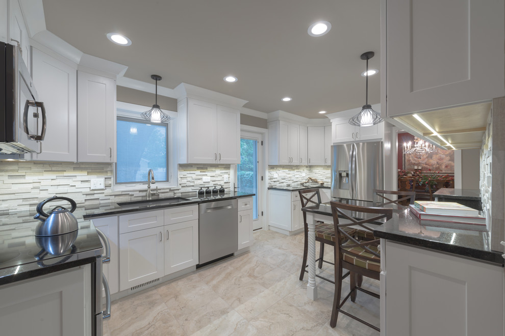 Example of a transitional kitchen design in Chicago