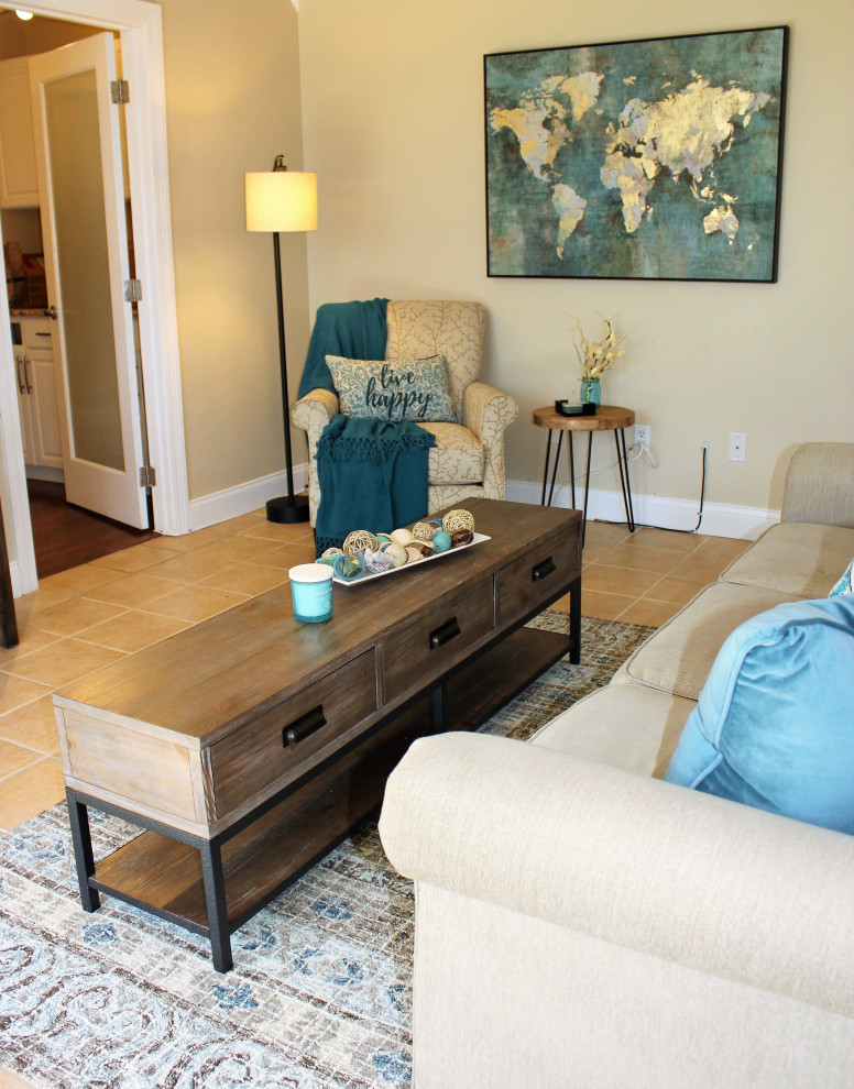 Inspiration for a transitional home design remodel in Tampa