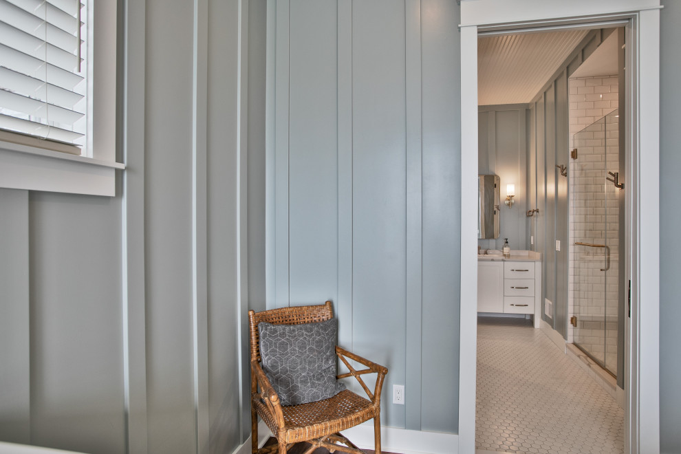 Maritimes Schlafzimmer mit grüner Wandfarbe, braunem Holzboden, Kassettendecke und vertäfelten Wänden in Sonstige