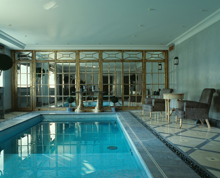 Design ideas for a traditional pool in Moscow.