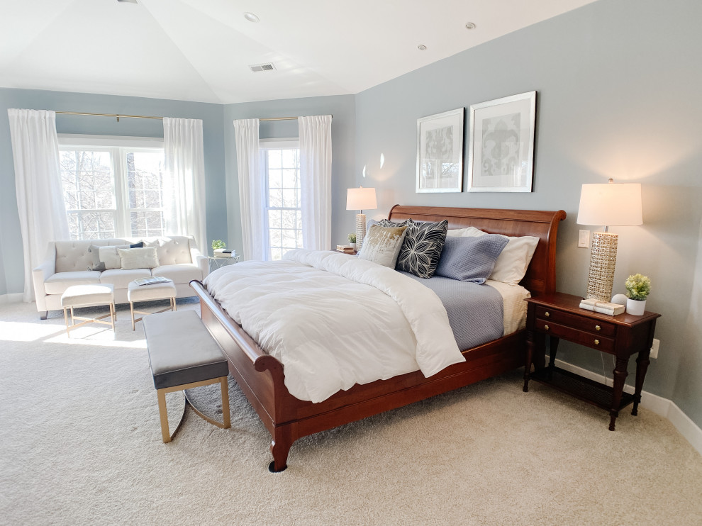 Стильный дизайн: большая хозяйская спальня в стиле неоклассика (современная классика) с синими стенами, ковровым покрытием, белым полом и сводчатым потолком без камина - последний тренд