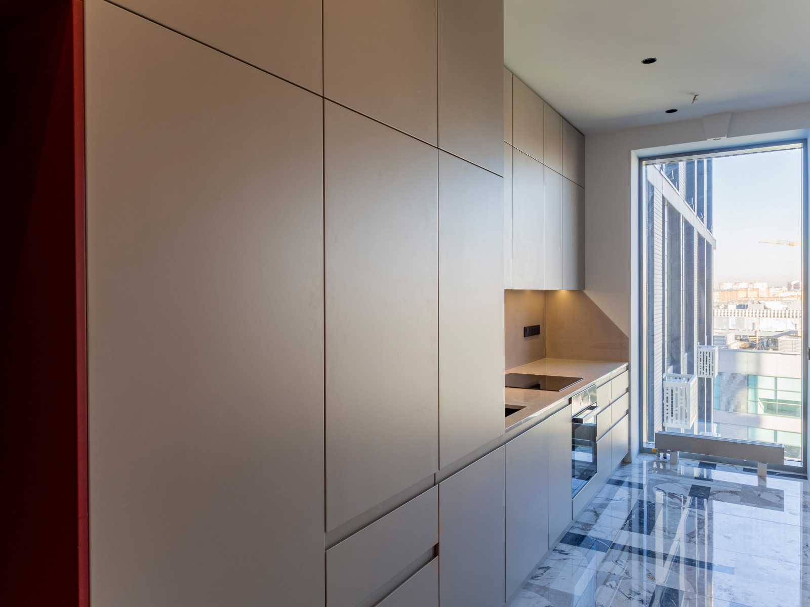 Большая стильная кухня в неоклассическом стиле в светлых тонах