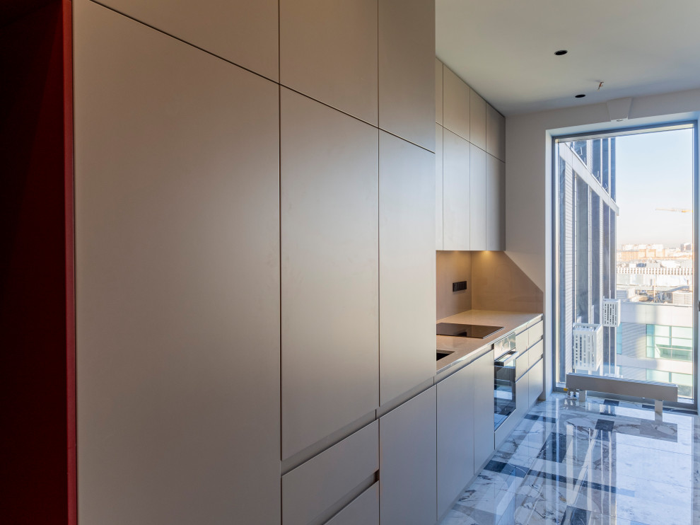 Большая стильная кухня в неоклассическом стиле в светлых тонах