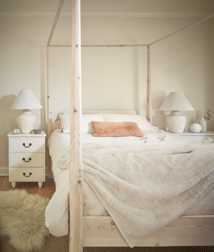 他の地域にある中くらいな北欧スタイルのおしゃれな主寝室 (ベージュの壁、無垢フローリング、茶色い床) のインテリア