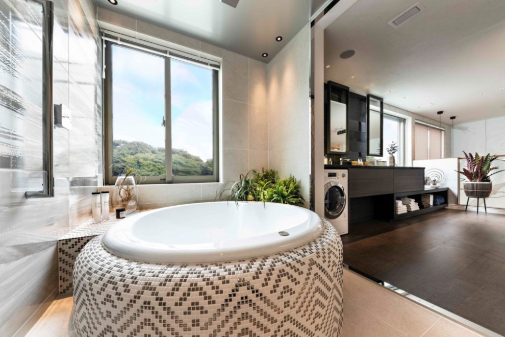 Exemple d'une salle de bain moderne avec une baignoire indépendante, un carrelage blanc, un mur blanc, un lavabo encastré, un sol beige, un plan de toilette noir, meuble double vasque et un plafond décaissé.