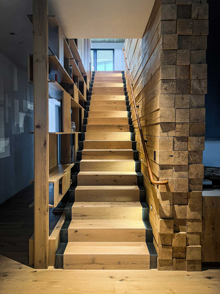 Modelo de escalera recta rústica con escalones de madera, contrahuellas de madera, barandilla de metal y madera