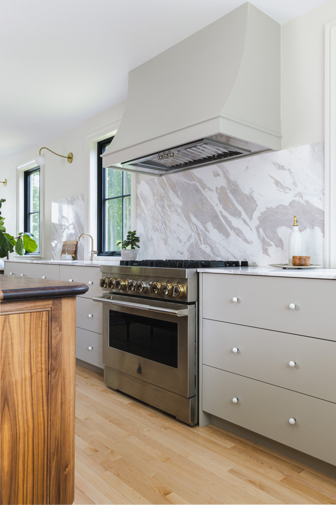 Example of a transitional kitchen design in Ottawa