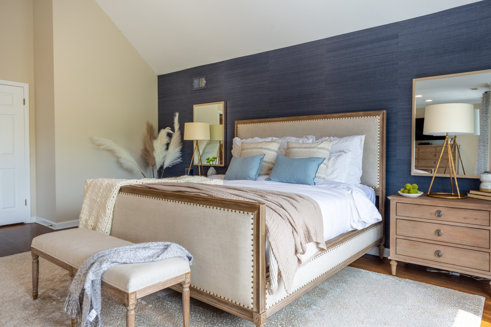 Diseño de dormitorio principal, abovedado y beige moderno grande sin chimenea con paredes azules, suelo de madera clara, suelo beige y papel pintado