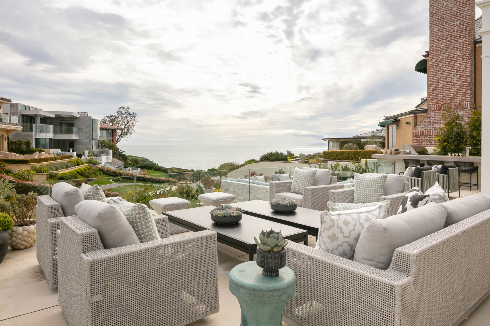 Inspiration for a transitional deck remodel in Orange County