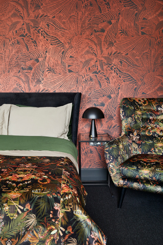 Imagen de habitación de invitados contemporánea con parades naranjas, moqueta, suelo negro y papel pintado