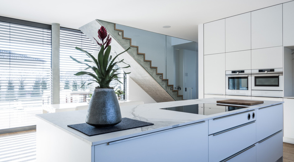 Offene Küche mit weißer Kücheninsel