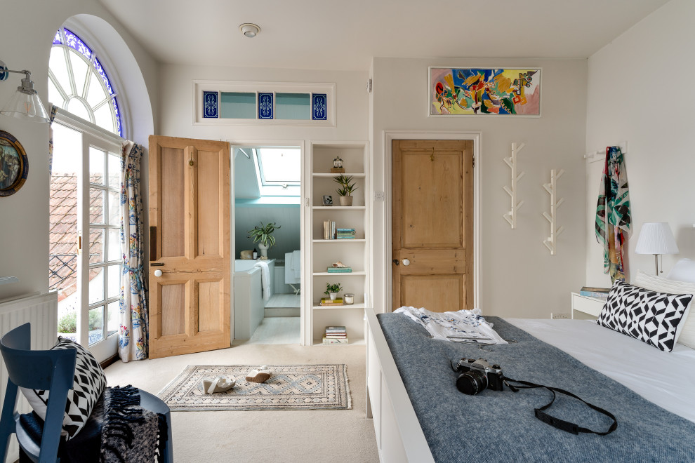 Maritimes Hauptschlafzimmer mit weißer Wandfarbe, Teppichboden und beigem Boden in Devon