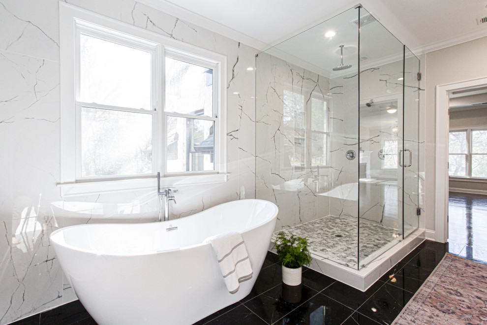 Inredning av ett klassiskt mellanstort vit vitt en-suite badrum, med skåp i shakerstil, vita skåp, ett fristående badkar, en dusch i en alkov, vit kakel, porslinskakel, grå väggar, klinkergolv i porslin, ett undermonterad handfat, bänkskiva i kvarts, svart golv och dusch med gångjärnsdörr