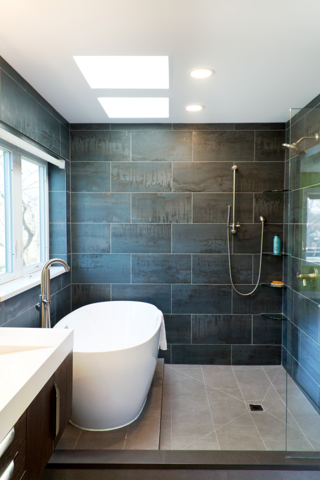 Foto di una stanza da bagno padronale moderna di medie dimensioni con vasca freestanding, doccia aperta, piastrelle nere, doccia aperta, top bianco, due lavabi e mobile bagno sospeso