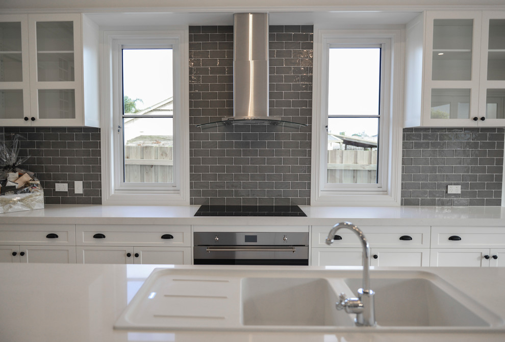 Design ideas for a traditional kitchen in Melbourne.