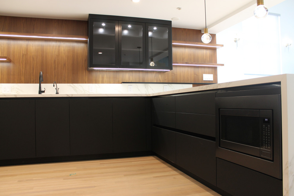 This is an example of a modern kitchen in San Francisco.
