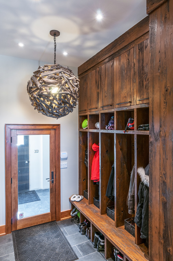 Inspiration for a rustic home design remodel in Toronto