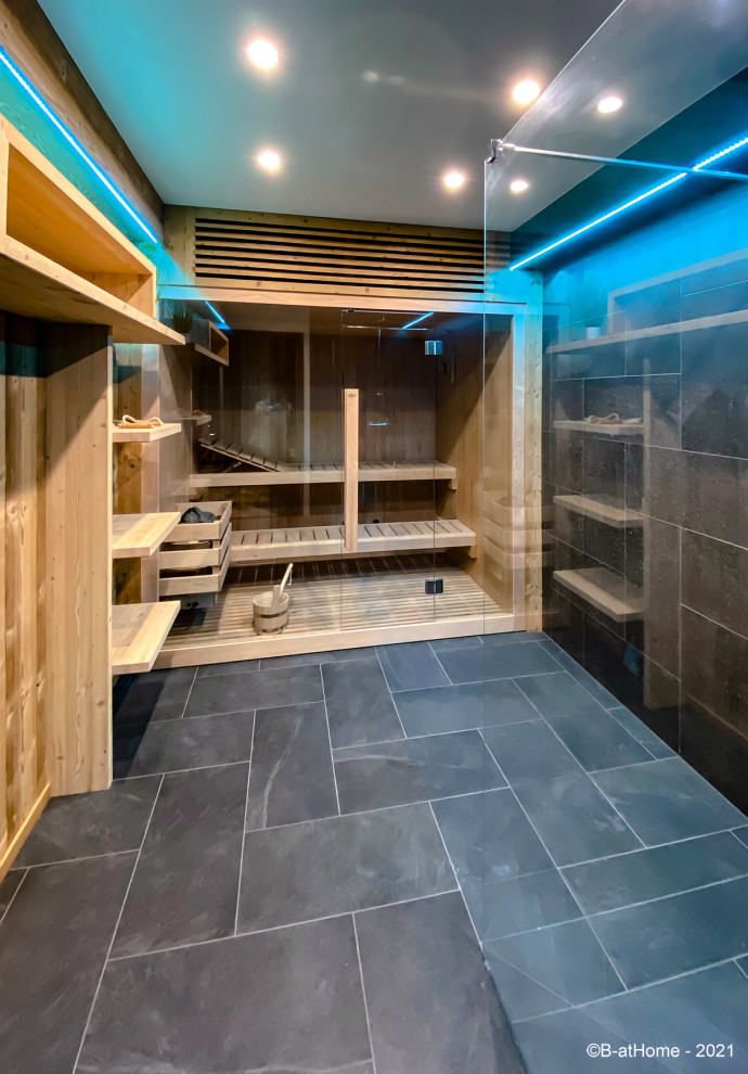 Ispirazione per una sauna rustica di medie dimensioni con doccia a filo pavimento, piastrelle grigie, piastrelle in ardesia, pareti grigie, pavimento in ardesia e pavimento grigio