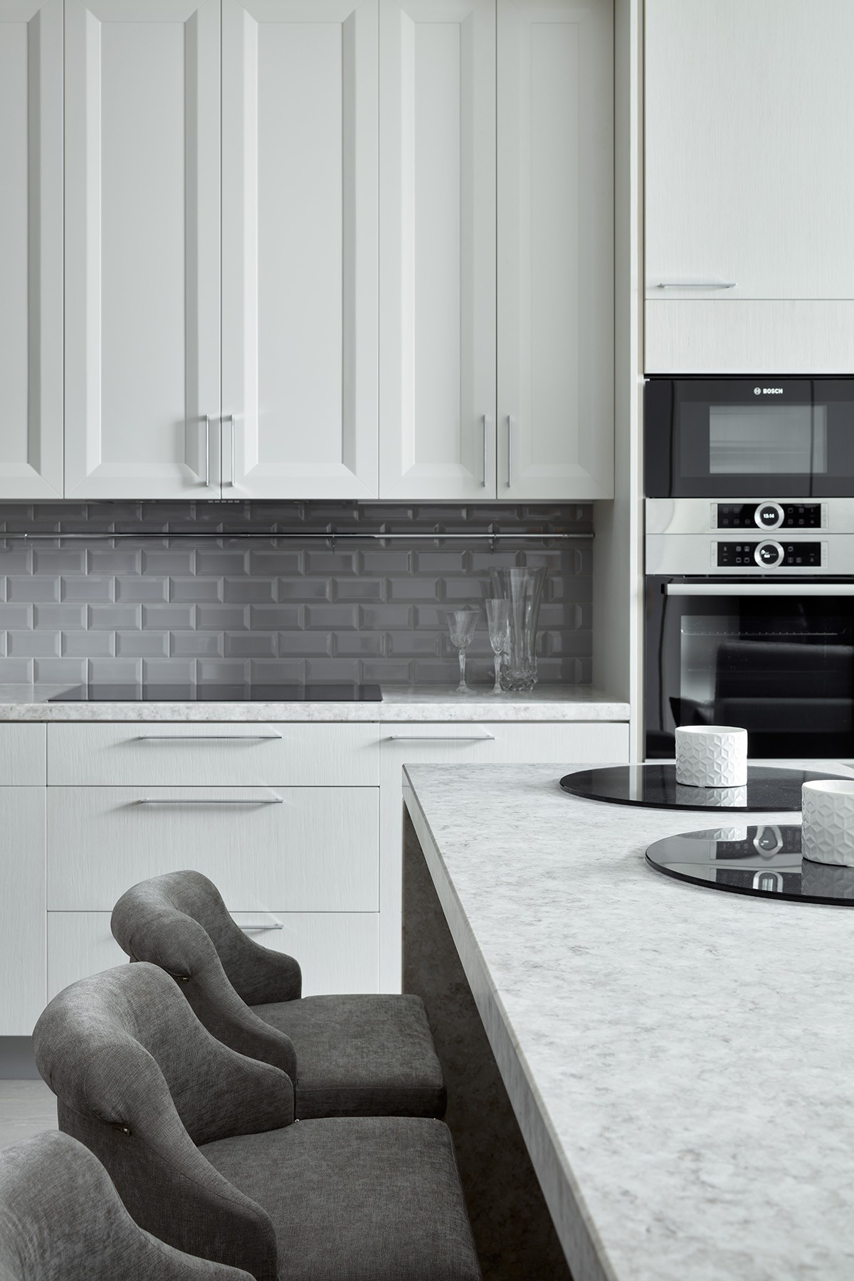 Черно-белая квартира с цветочной спальней