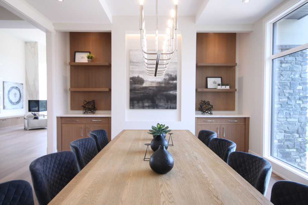 Inspiration pour une grande salle à manger traditionnelle fermée avec un mur blanc, un sol en bois brun, un sol marron et un plafond décaissé.