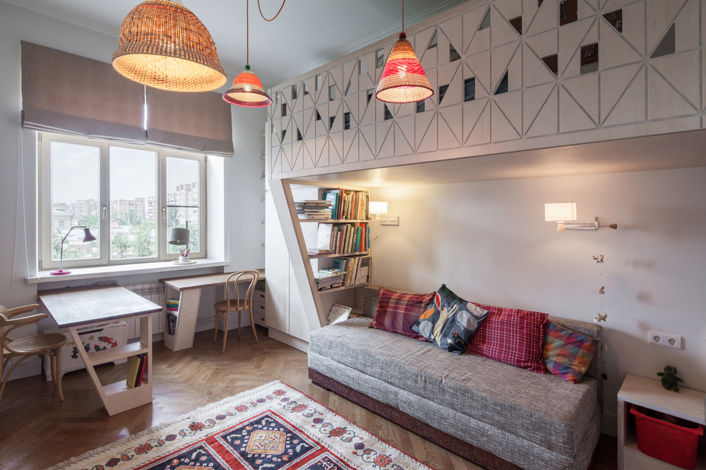 Photo of a contemporary gender-neutral kids' study room for kids 4-10 years old in Moscow with white walls and medium hardwood floors.