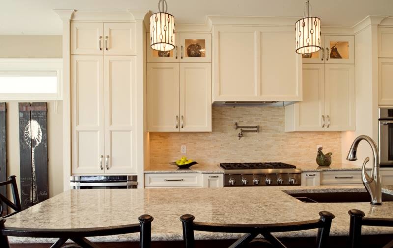 Inspiration for a large traditional kitchen in Calgary.