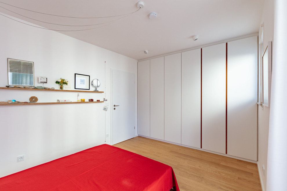 Photo of a modern bedroom in Munich.