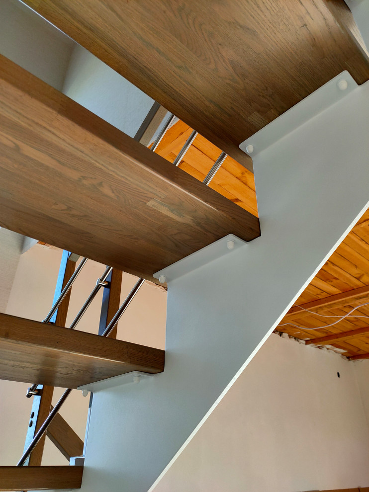 Лестница на "косоурах" с дубовыми ступенями