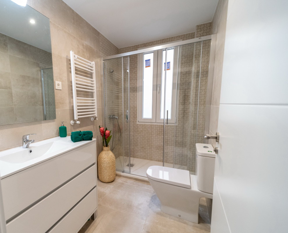 Exempel på ett mellanstort modernt en-suite badrum, med släta luckor, vita skåp, våtrum, beige kakel, keramikplattor, ett nedsänkt handfat och dusch med skjutdörr