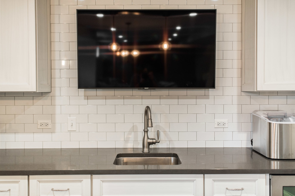 Example of a transitional home design design in Chicago