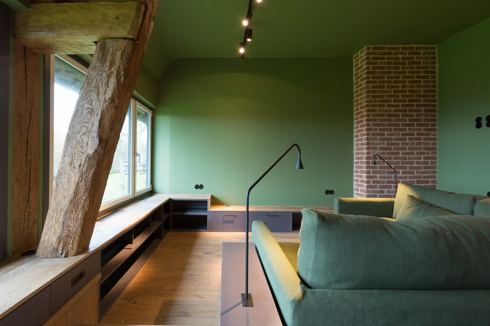 Inspiration pour un salon urbain de taille moyenne et ouvert avec un mur vert.