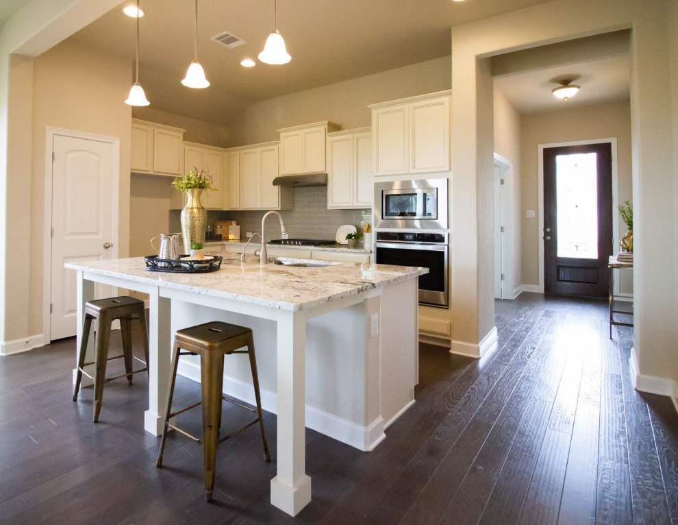 Inspiration for a transitional kitchen remodel in Albuquerque